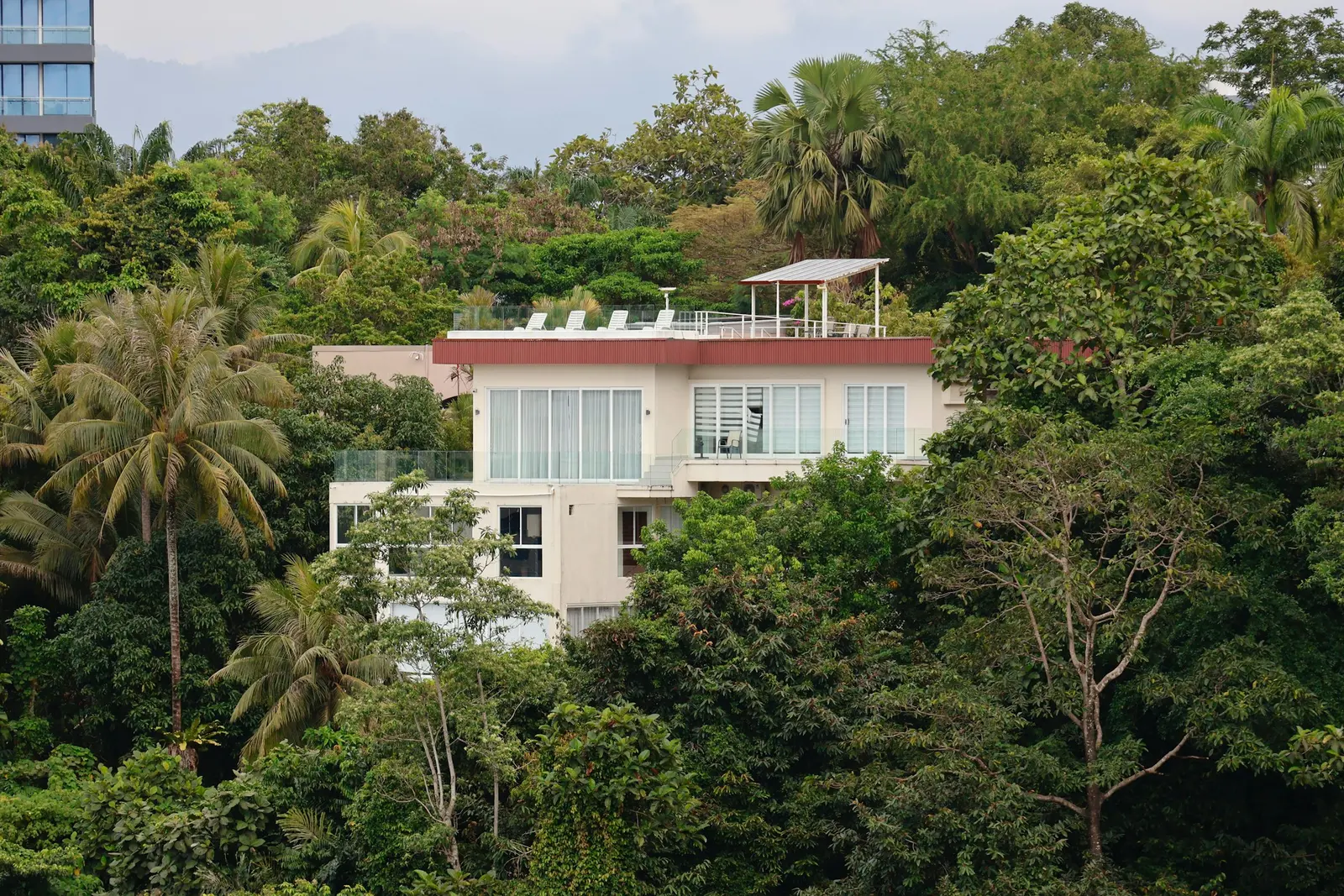Contemporary villa in a landscaped setting
